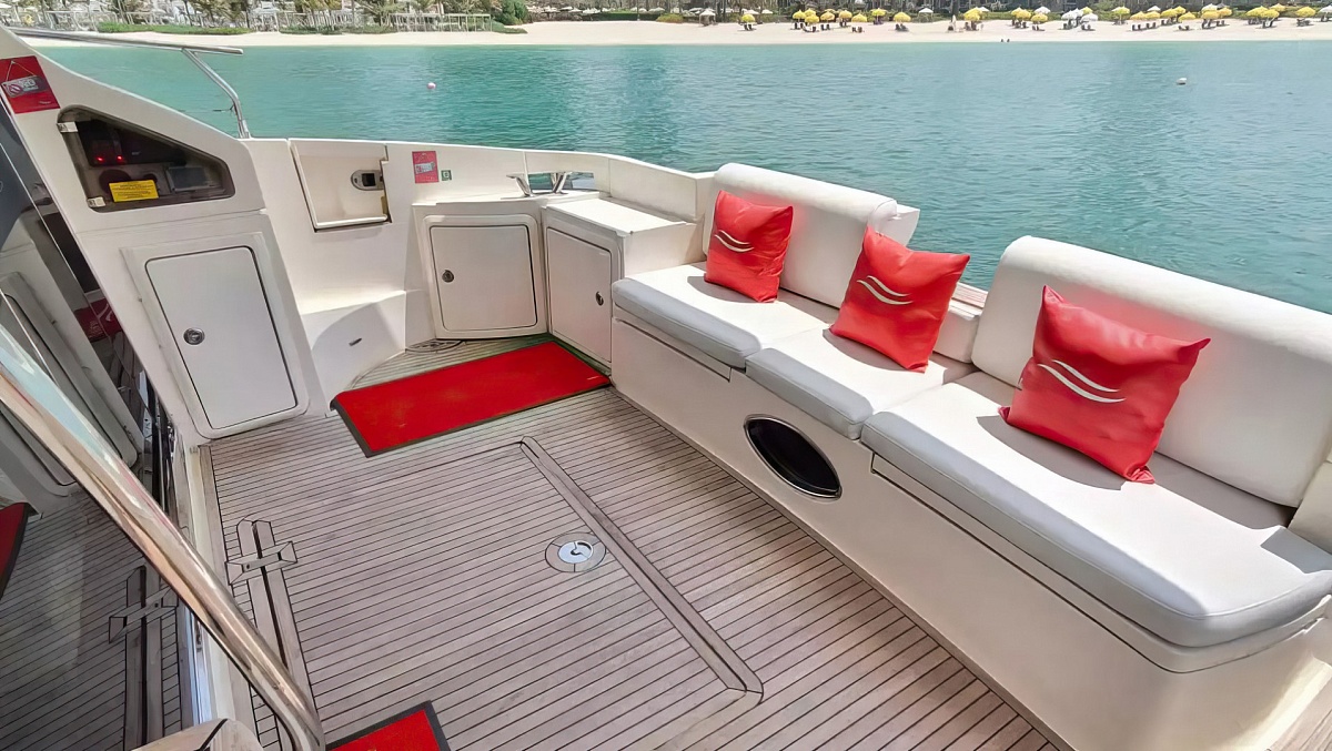 Аренда моторной яхты Azimut 48 в Дубай - на корме